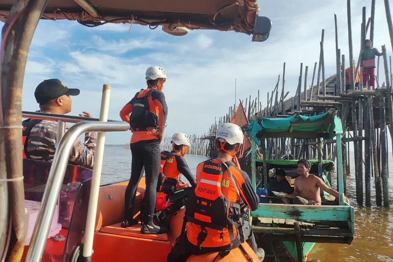 PENCARIAN : Sejumlah tim gabungan saat melakukan proses pencarian seorang warga dinyatakan hilang pergi memancing di muara Teluk Melano, Simpang Hilir.