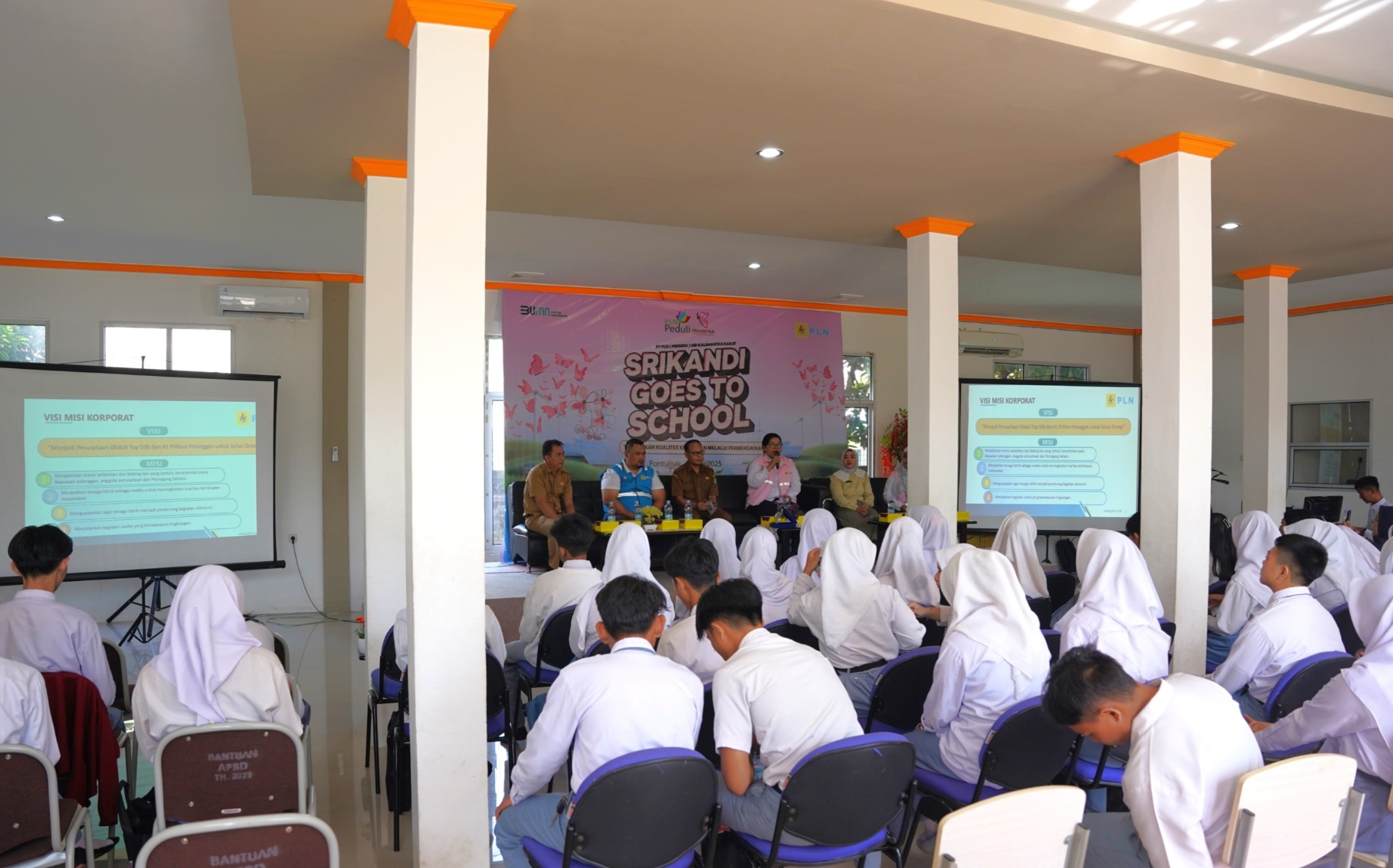 Para siswa SMK Negeri 1 Pontianak tampak antusias mengikuti setiap sesi dalam kegiatan Srikandi Goes To School.
