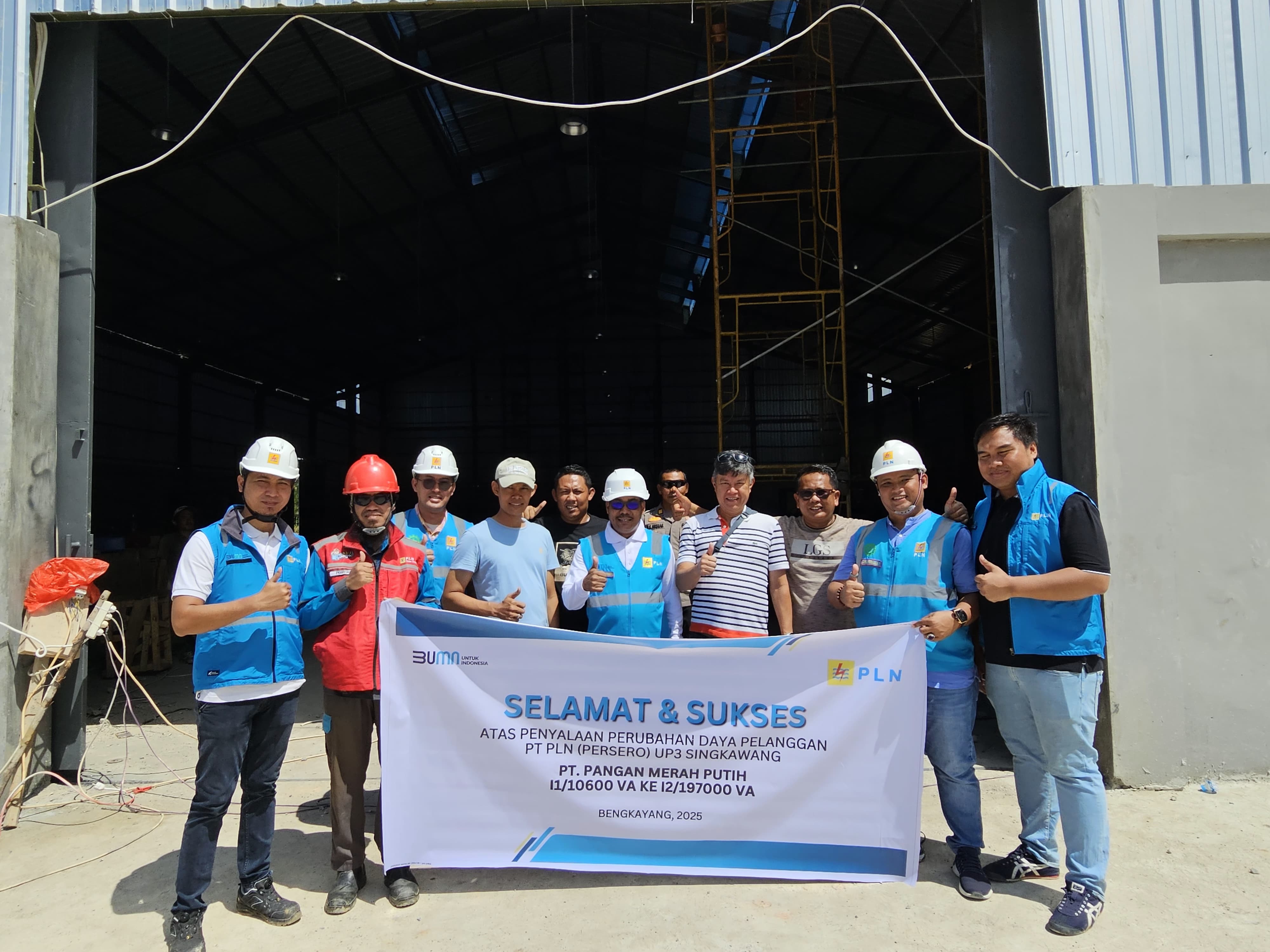 Manager PLN UP3 Singkawang, Martinus Irianto Pasensi (tengah) bersama tim PLN ULP Bengkayang berfoto bersama dengan Tim PT Pangan Merah Putih usai pelaksanaan penyalaan perubahan daya pelanggan.