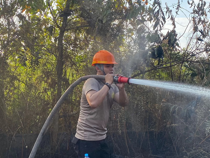 PADAMKAN API: Personel kepolisian berusaha memadamkan kebakaran hutan dan laham yang terjadi di Kecamatan Sintang, tahun lalu.