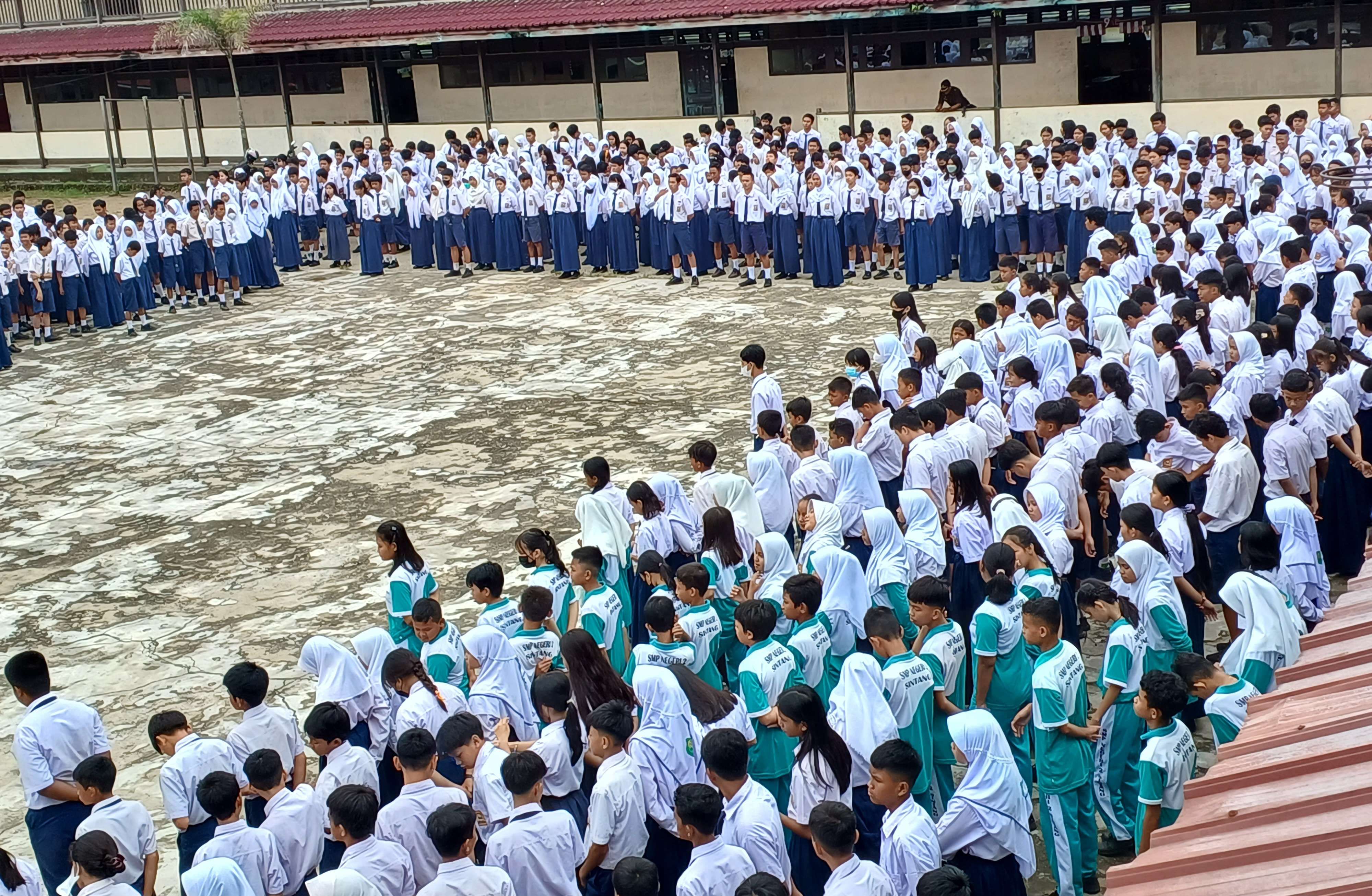 KOLABORASI: Ilustrasi pelajar sekolah di Sintang. Dengan semangat kolaborasi, tantangan pendidikan dapat diatasi bersama.