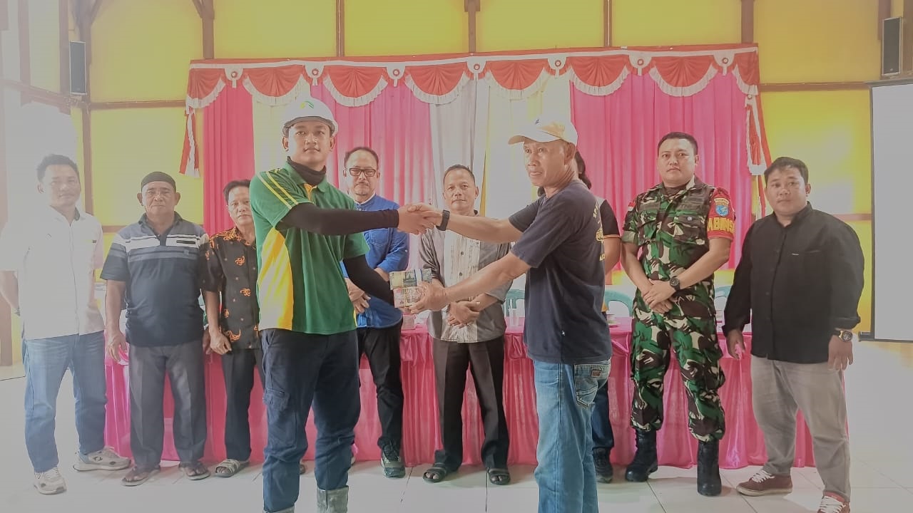 DAMAI: Masyarakat Desa Nanga Suruk dan PT BRP sepakat berdamai dalam perseteruan selama ini terkait lahan yang dikelola oleh perusahaan tanpa izin masyarakat.