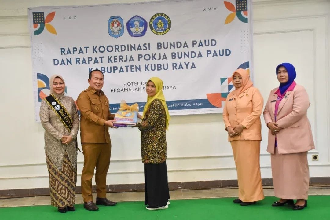 SIMBOLIS: Bupati Kubu Raya, Sujiwo didampingi Bunda PAUD Kubu Raya, Atzebi Yatu Lensi (kanan) secara simbolis memberikan mainan edukatif bagi perwakilan PAUD di Kubu Raya, Senin (26/5).
