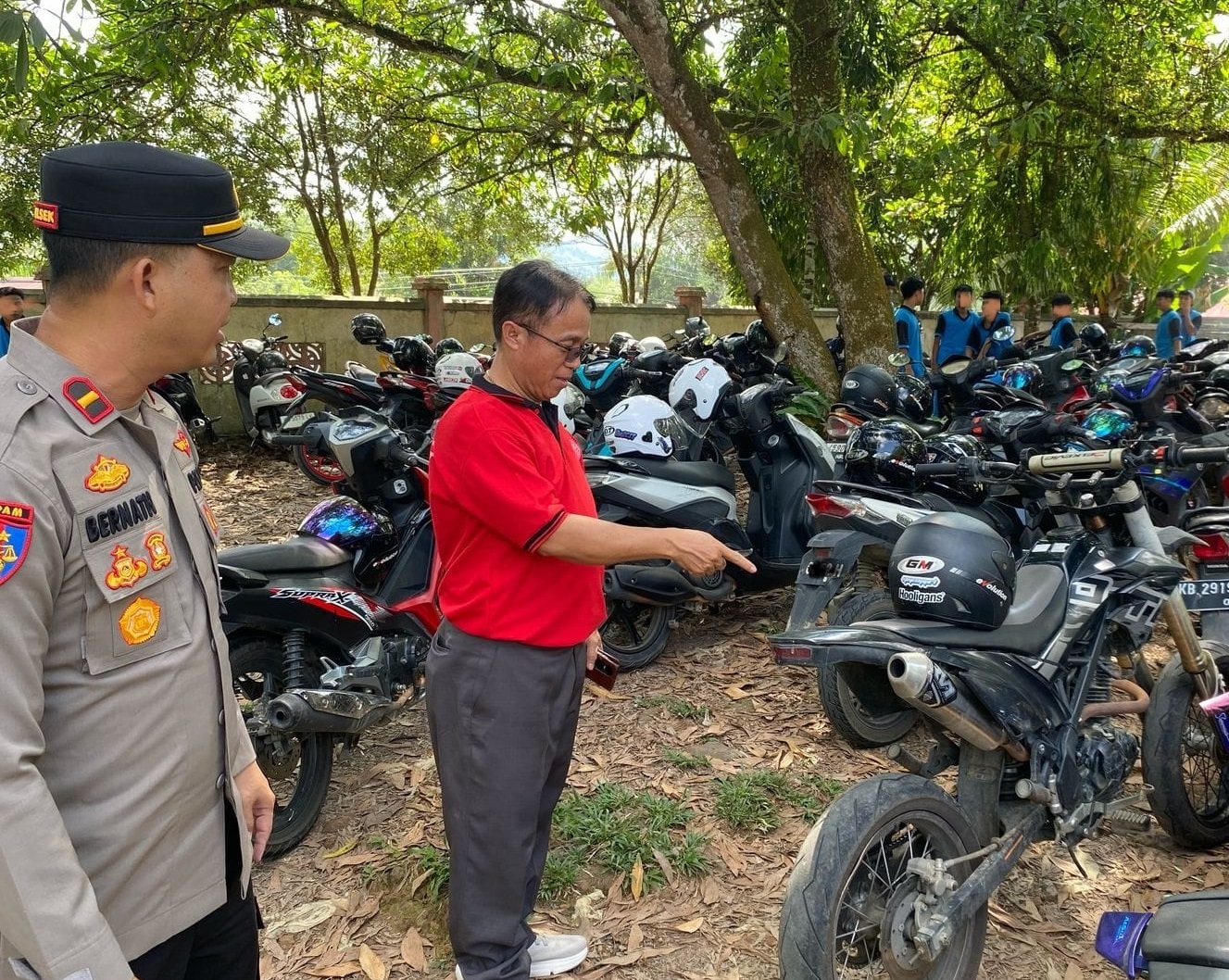 LAKUKAN RAZIA: Petugas kepolisian dari Sektor Sengah Temila saat melakukan razia knalpot brong di SMAN 1 Sengah Temila.