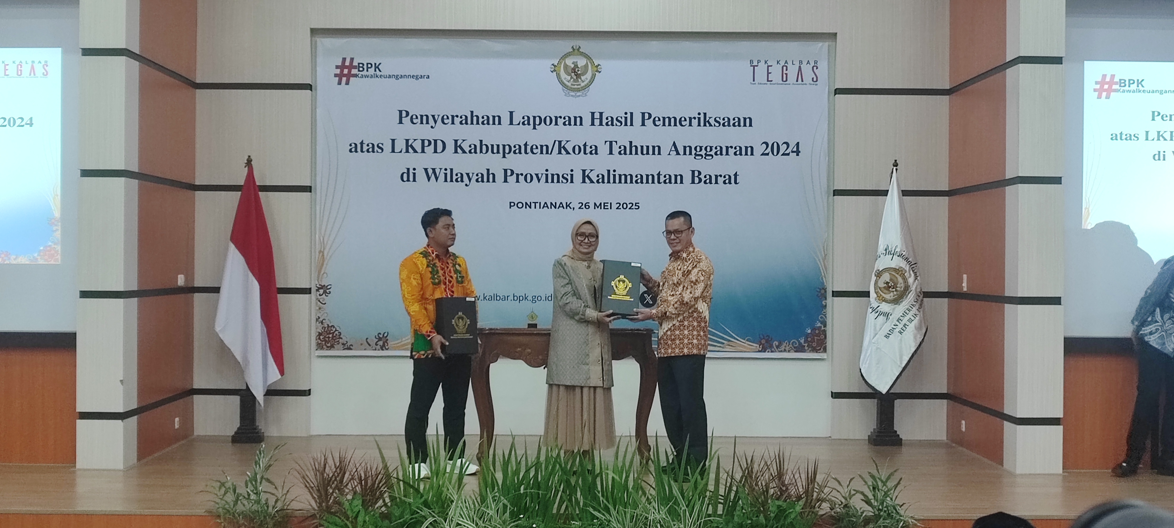 TERIMA HASIL: Bupati Kayong Utara, Romi Wijaya, menerima Laporan Hasil Pemeriksaan (LHP) atas Laporan Keuangan Pemerintah Daerah (LKPD) Tahun Anggaran 2024 dari Badan Pemeriksa Keuangan (BPK).
