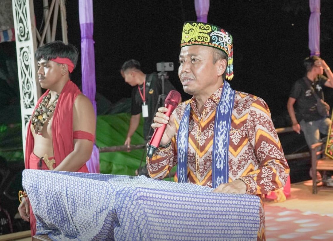 APRESIASI : Sekda Ketapang, Repalianto, mengapresiasi pelaksanaan Gawai Dayak V Sapat Tohon Nanga Tayap.