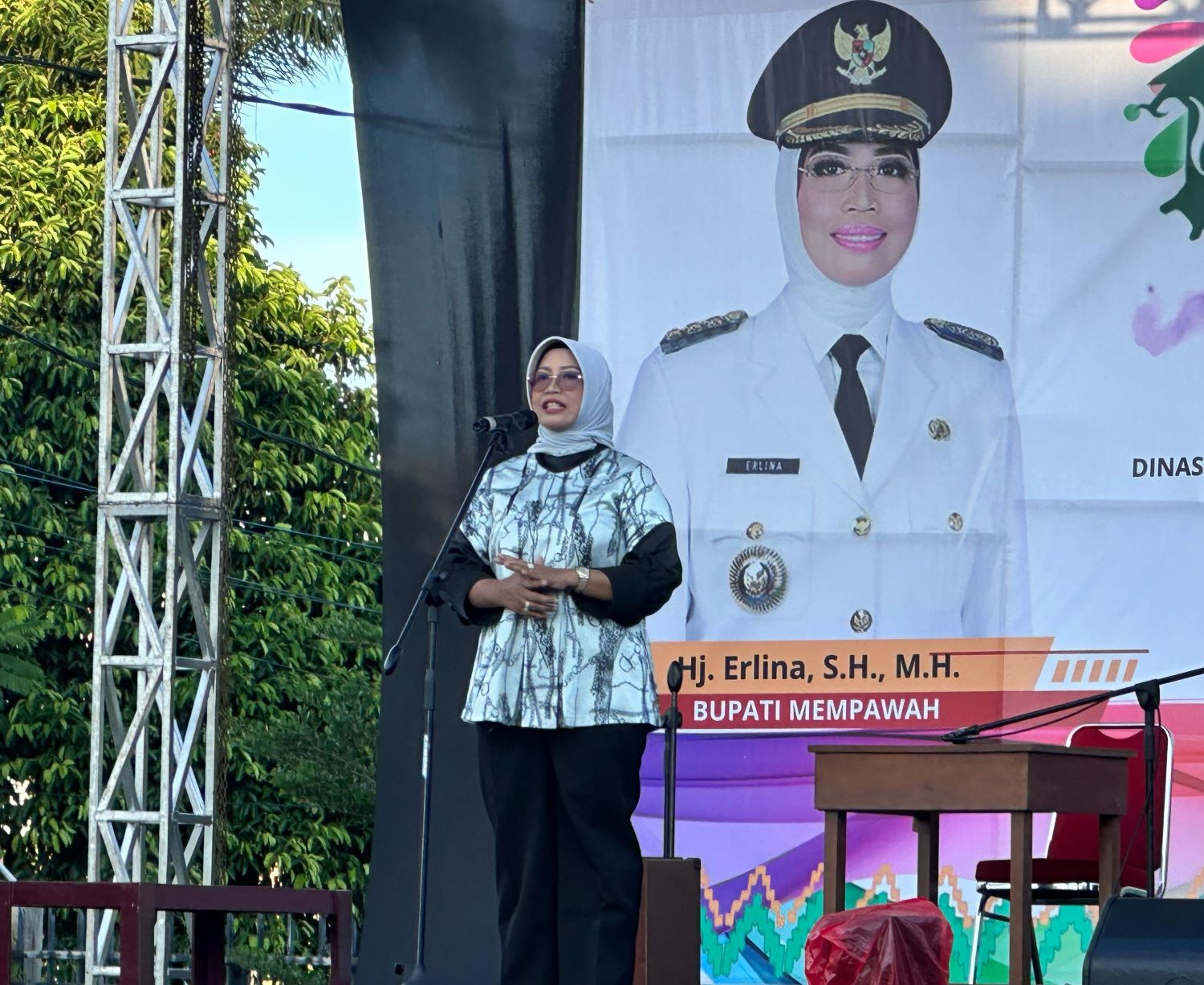 MENUTUP: Bupati Erlina saat menutup kegiatan Wonderful Mempawah Festival ke-IV Tahun 2025.
