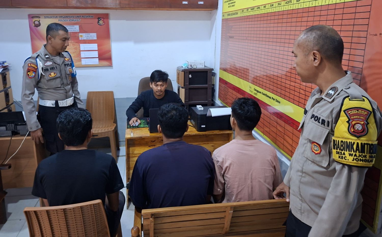 PEMERIKSAAN: Ketiga pelaku pencurian menjalani pemeriksaan di Mapolsek Jongkat.