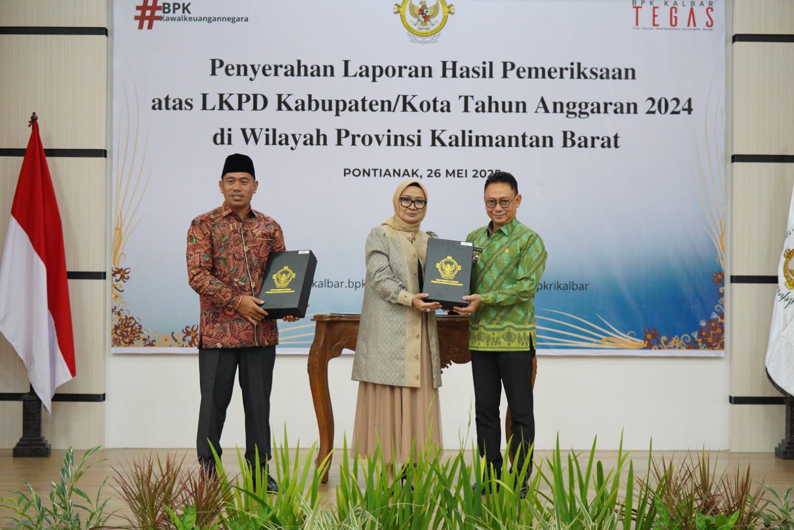 PENYERAHAN LHP: Kepala BPK Perwakilan Provinsi Kalbar, Sri Haryati menyerahkan LHP LKPD Pemerintah Kota Pontianak tahun 2024 kepada Wali Kota Pontianak Edi Rusdi Kamtono.