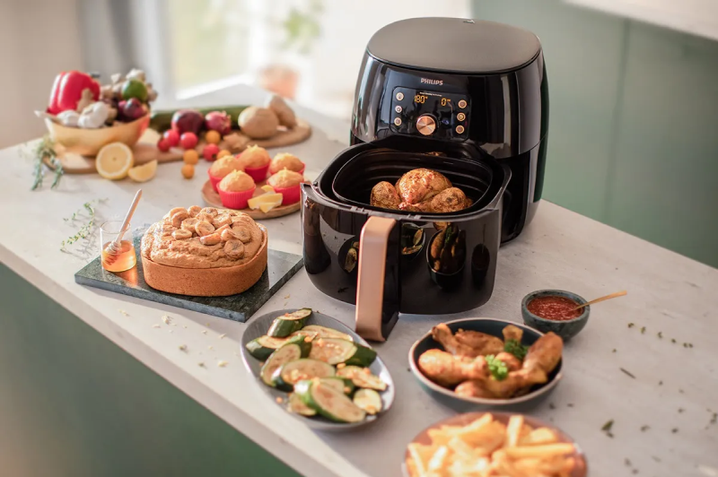 Ilustrasi menggunakan Air Fryer untuk memasak berbagai makanan.