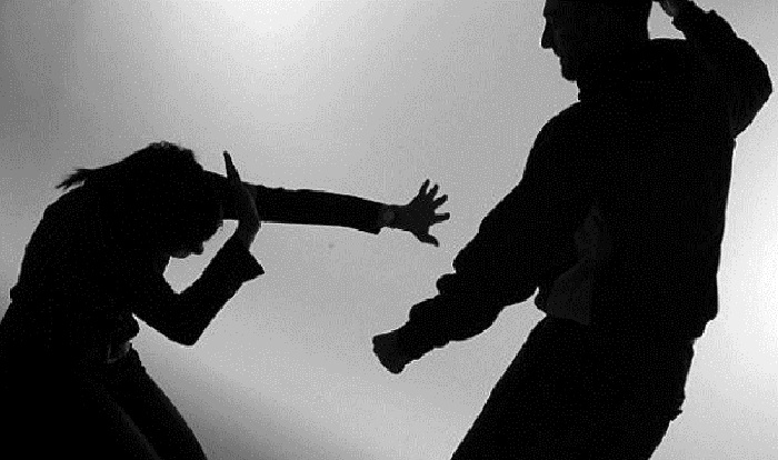 PENGANIAYAAN: Dalam pengaruh alkohol saat pulang ke rumah, warga Dusun Gonis Butun, Desa Gonis Tekam berinisial SR (35) melakukan penganiayaan terhadap keluarganya.