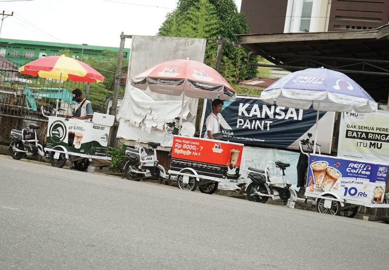ILUSTRASI-KOPI KELILING: Penjual es kopi gerobak berhenti di pinggir Jalan Prof. M. Yamin. Tingginya peminat dan murahnya harga kopi keliling membuat usaha ini mulai ramai dirintis di Kota Pontianak.