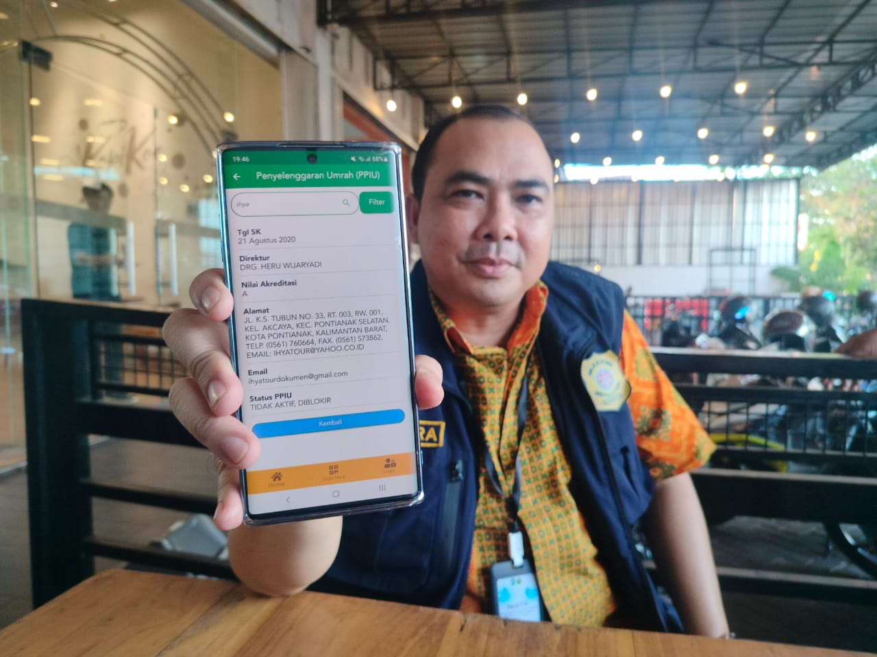 Ketua Tim Umroh dan Haji Khusus, Kementerian Agama Kalimantan Barat, Erwindra memperlihatkan Siskopatuh PT Ihya Tour dan Travel yang sudah dibekukan sementara.