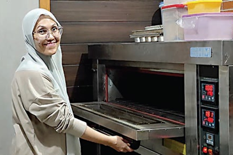 Dapur semi terbuka di Teras Ayu menggunakan salah satu ruang di kediamannya yang juga lokasi kafenya berada.