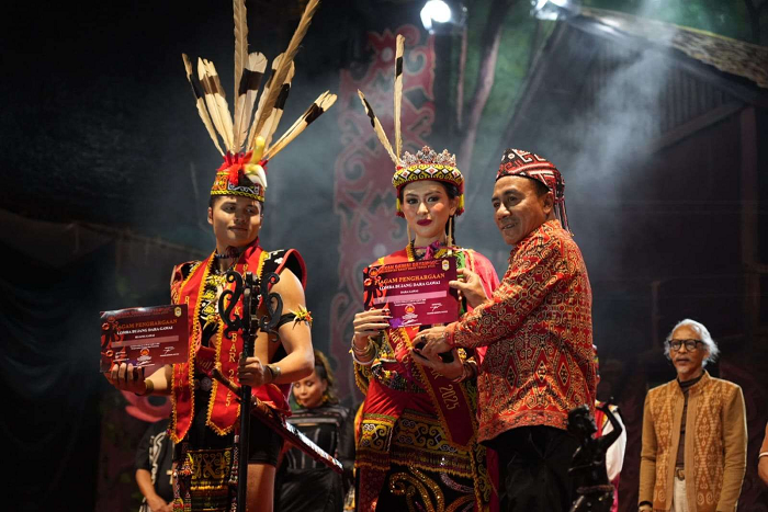 PEMENANG: Wakil Gubernur Kalbar Krisantus Kurniawan saat menyerahkan piagam penghargaan kepada pemenang Pemilihan Bujang Dara Dayak 2025 pada Pekan Gawai Dayak.