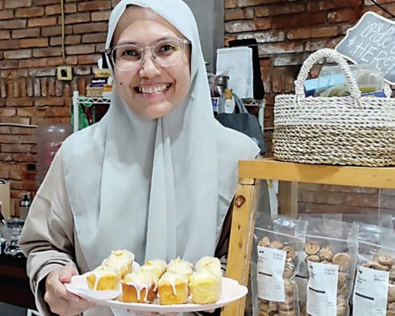 HANDMADE: Citra membawa nampan berisi pound cake yang bercita rasa segar di kafe miliknya yang berada di kawasan Sidosermo Indah Surabaya.