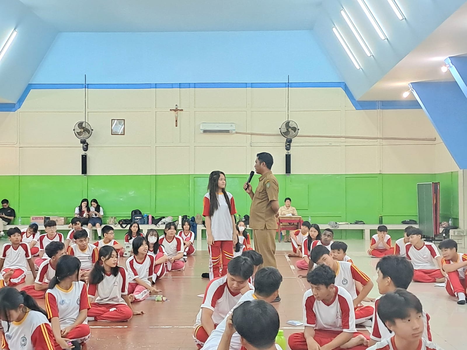 EDUKASI : Dinas Komunikasi dan Informatika (Diskominfo) Kota Singkawang memberikan edukasi literasi digital kepada para pelajar SMP Bruder Singkawang.