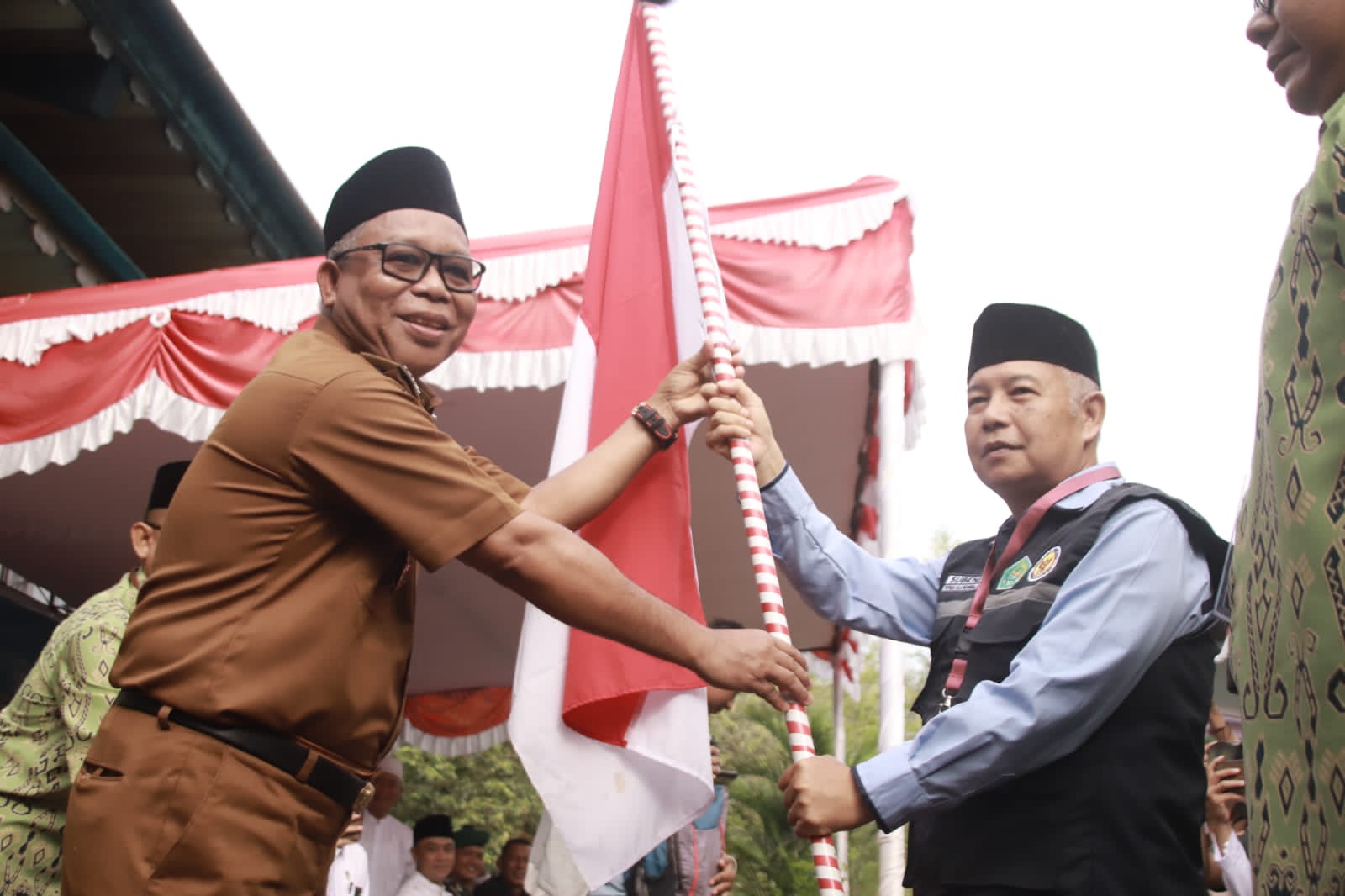 BERANGKAT : Sebanyak 135 warga Kabupaten Sintang, Kalimantan Barat, yang tergabung dalam kelompok calon jamaah haji diberangkatkan menuju tanah suci, Senin (26/5).