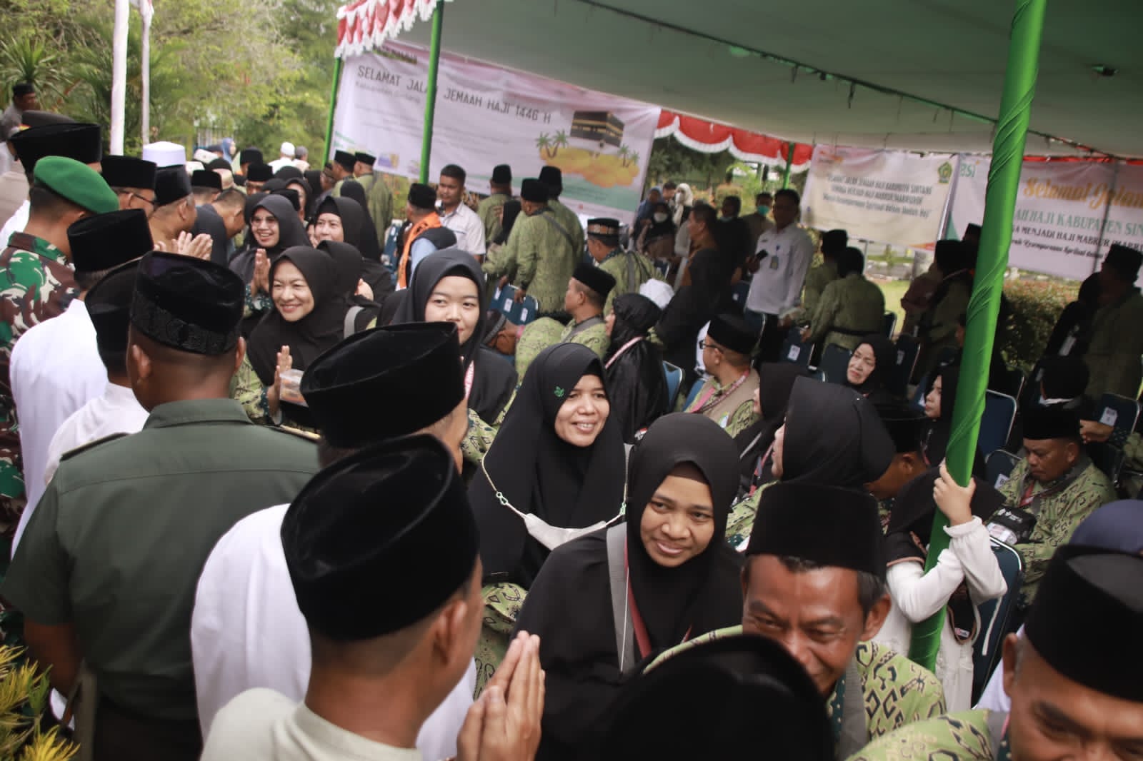 BERANGKAT : Calon jemaah haji diberangkatkan dari Sintang menuju Pontianak menggunakan empat unit bus, dengan pengawalan dari Polres Sintang.