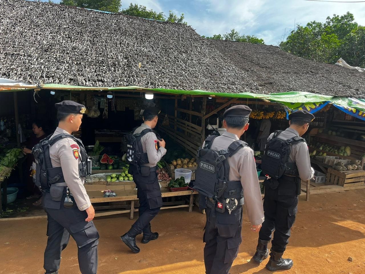 PATROLI: Anggota Satuan Samapta (Satsamapta) Polres Kayong Utara saat melakukan patroli.
