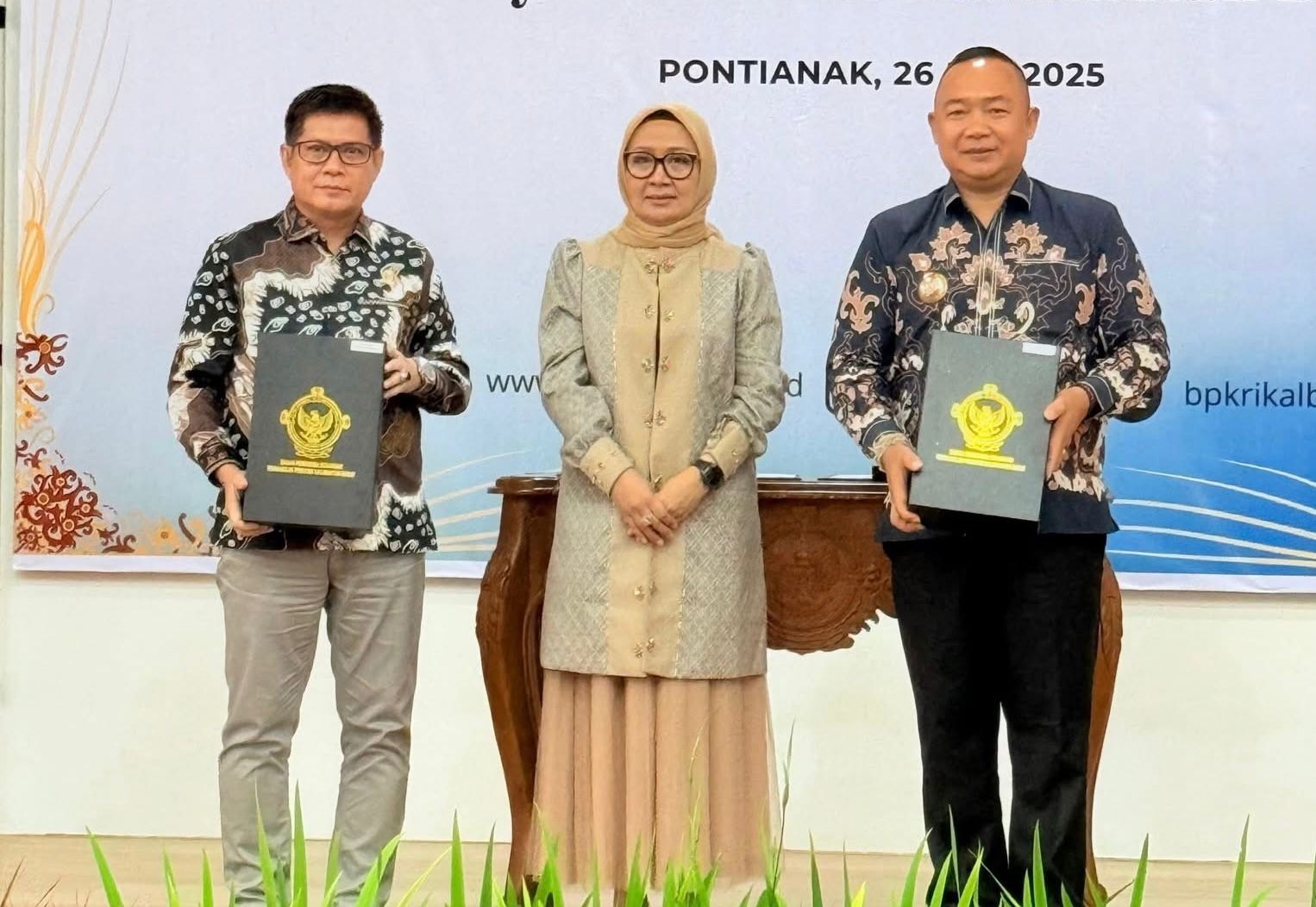 TERIMA LHP: Bupati Ketapang, Alexander Wilyo, menerima LHP atas LKPD 2024 dari BPK Kalbar, Senin (26/5).