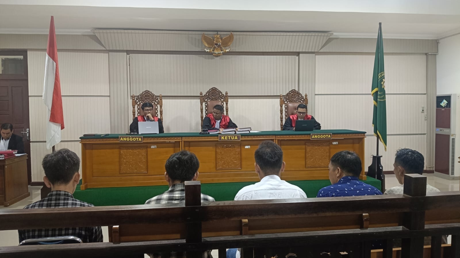 JALANI SIDANG: Lima terdakwa kasus kepemilikan sabu 34,93 kilogram saat menjalani persidangan.