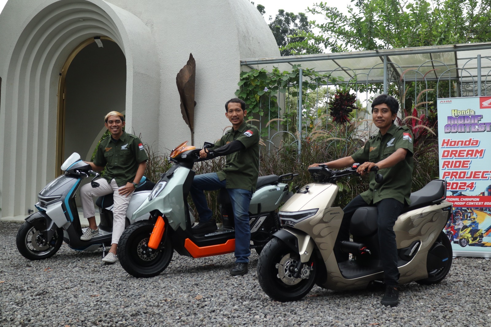 Tiga juara nasional Honda Modif Contest 2023 menampilkan karya modifikasi perdana pada motor listrik Honda CUV e: dan ICON e: dalam ajang Honda Dream Ride Project 2024.