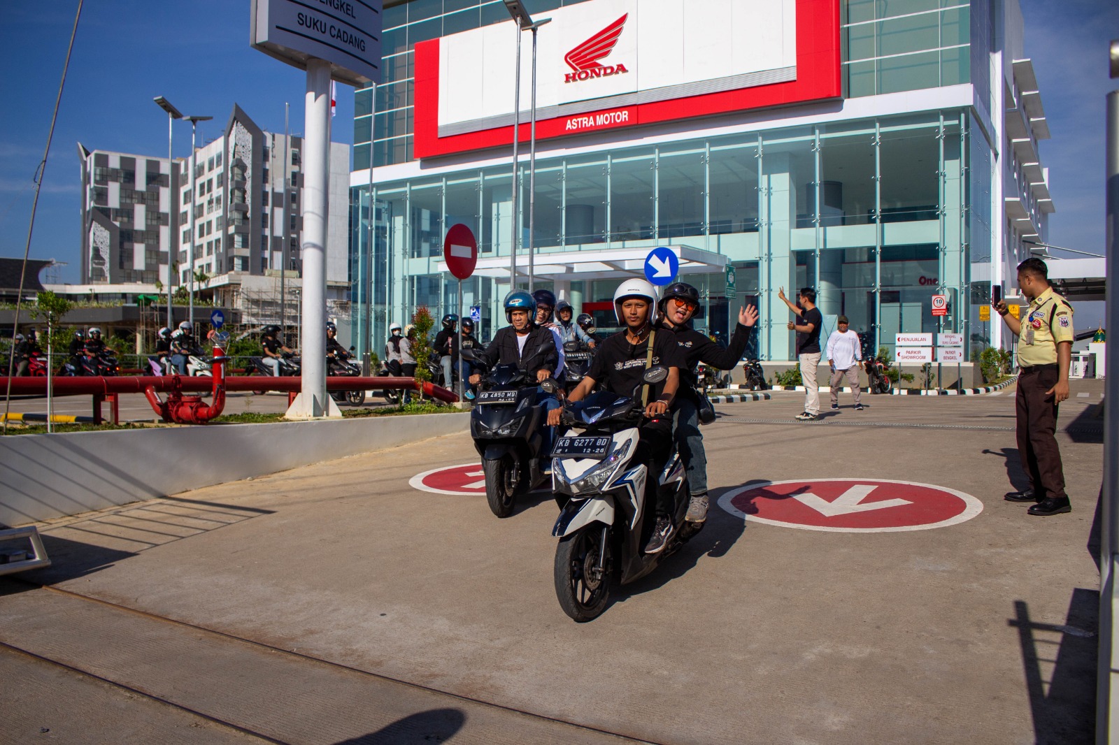 Peserta Vario Edu Ride mengikuti city rolling dan edukasi keselamatan berkendara #Cari_aman yang digelar Astra Motor Kalbar di Pontianak.