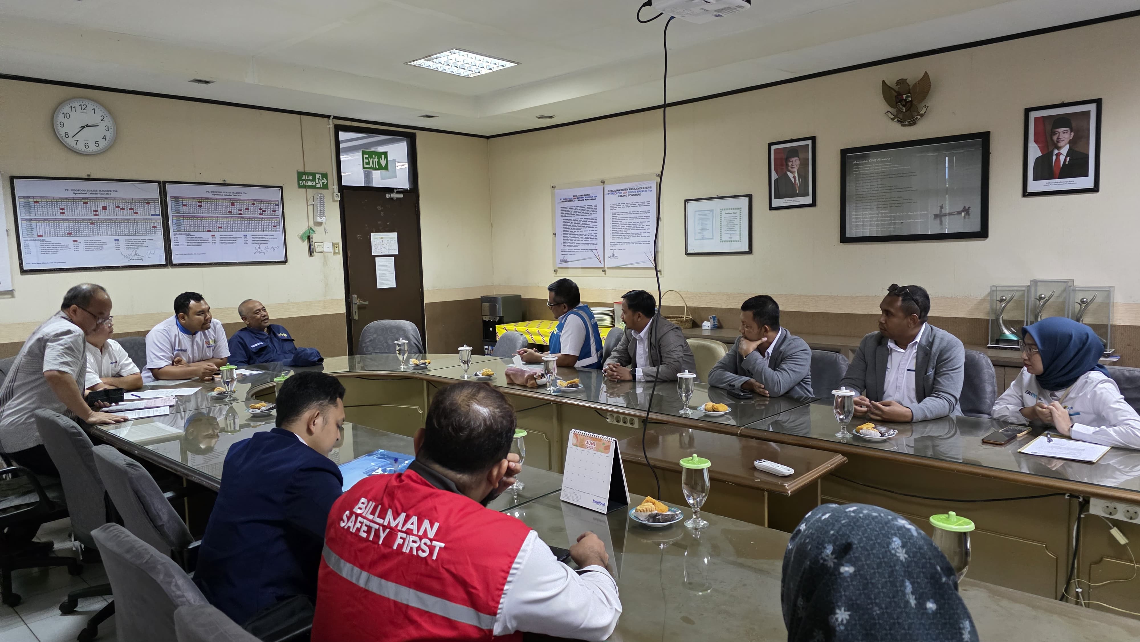 Diskusi antara Manajemen PT INDOFOOD CBP Sukses Makmur dan PLN UP3 Mempawah terkait proses perubahan daya yang akan dilakukan. (26/05)