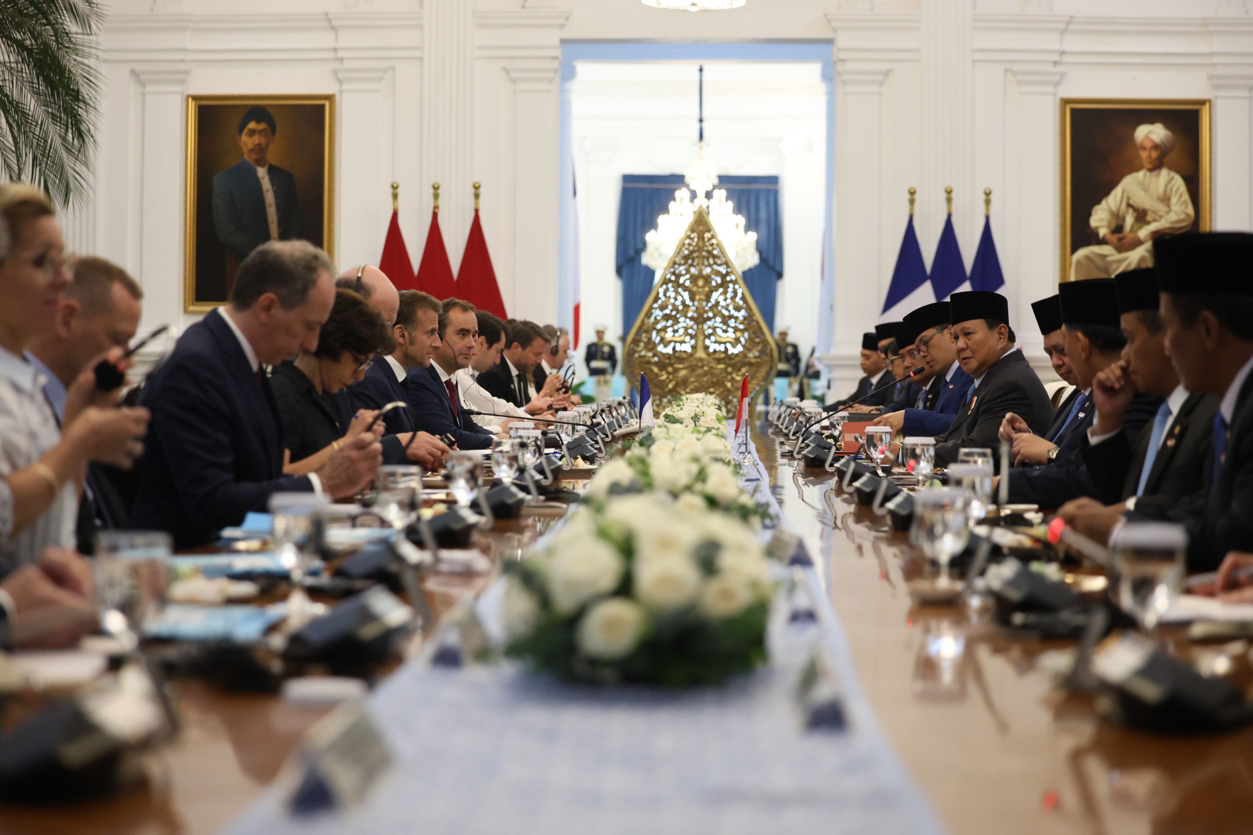 Presiden RI Prabowo saat melakukan pertemuan dengan Presiden Prancis Emmanuel Macron.