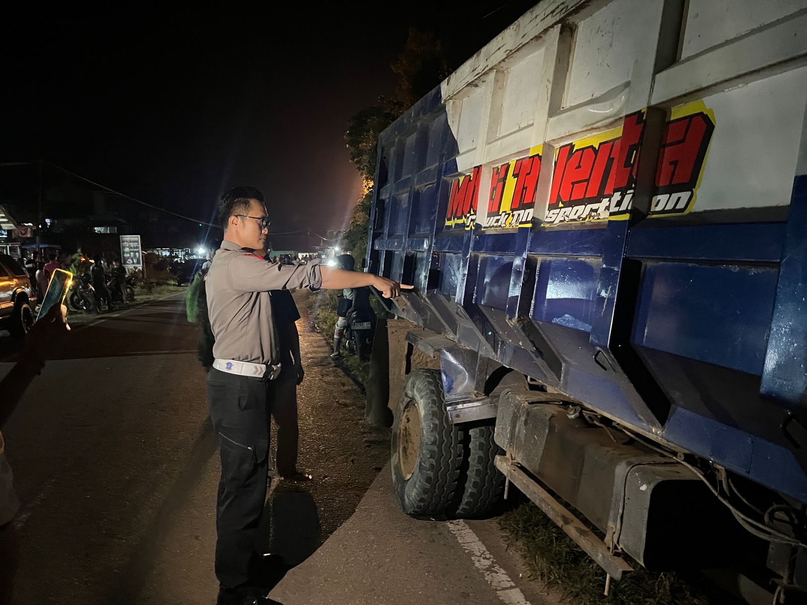 CEK : Kepolisian mengecek kondisi dua kendaraan yang terlibat kecelakaan