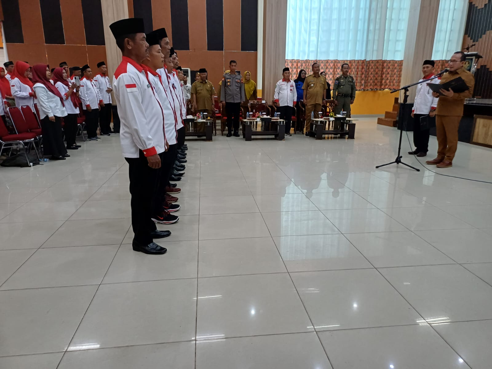 Bupati Kubu Raya, Sujiwo, mengukuhkan Pengurus PAC ABPEDNAS se-Kabupaten Kubu Raya Periode 2025&ndash;2030 di Aula Praja Utama, Selasa (27/5/2025)