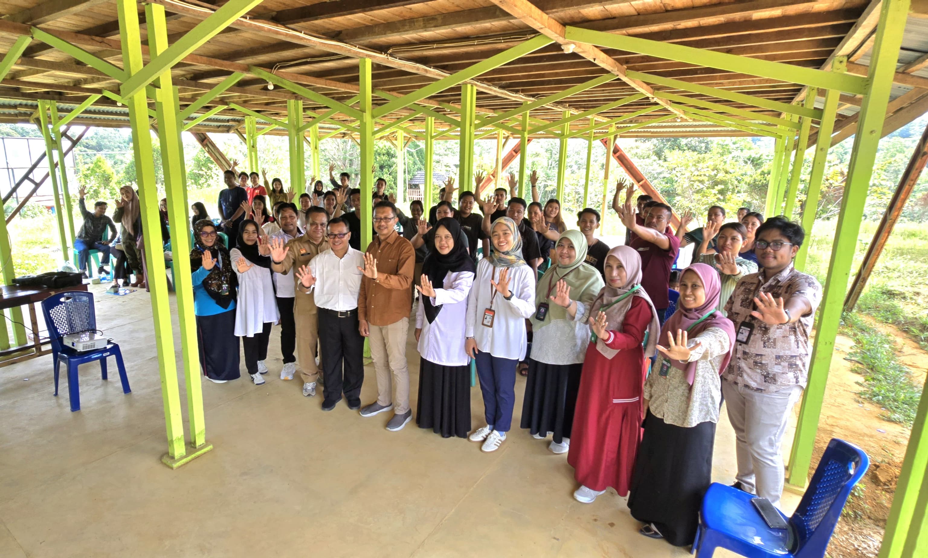 Para peserta edukasi Catin berofoto bersama tim Program Gen Sehat UMP usai edukasi dan konseling kepada pasangan Catin di Kecamatan Tayan Hilir, Kabupaten Sanggau.