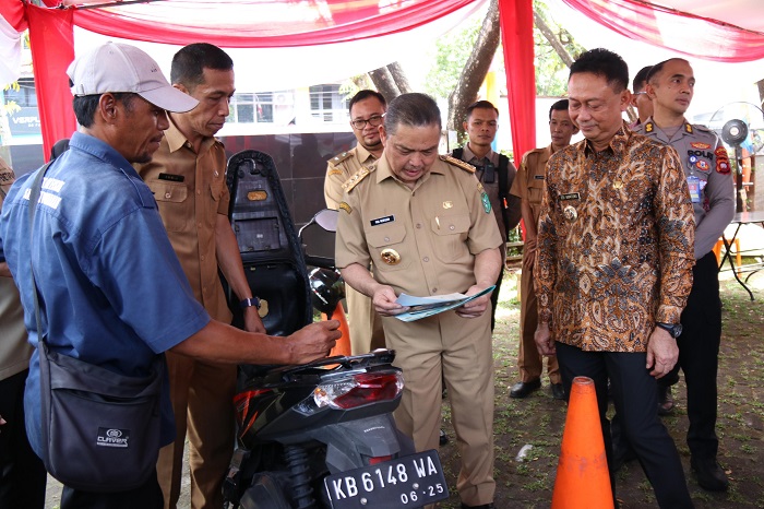 SAMSAT GOKATAN: Gubernur Kalimantan Barat Ria Norsan meluncurkan Samsat Gokatan (Go Kecamatan) se-Kalimantan Barat di Aula Kantor Camat Pontianak Barat, Selasa (27/5).