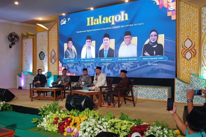 Utusan Khusus Presiden RI, Raffi Ahmad dalama acara "Gerakan Nasional Ayo Mondok" di &nbsp;Pondok Pesantren Al Amien Ngasinan, Kota Kediri, Jawa Timur.