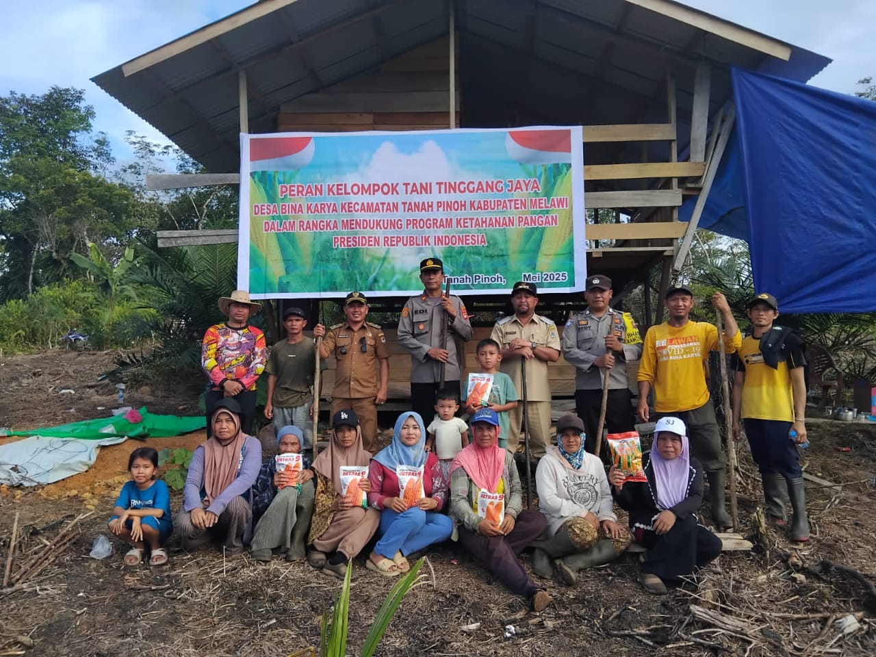 Kepala Desa Paal Sukarman didampingi Camat Nanga Pinoh Hendra Permana melakukan klarifikasi dari Tim Penilai Pemerintah Provinsi Kalimantan Barat.