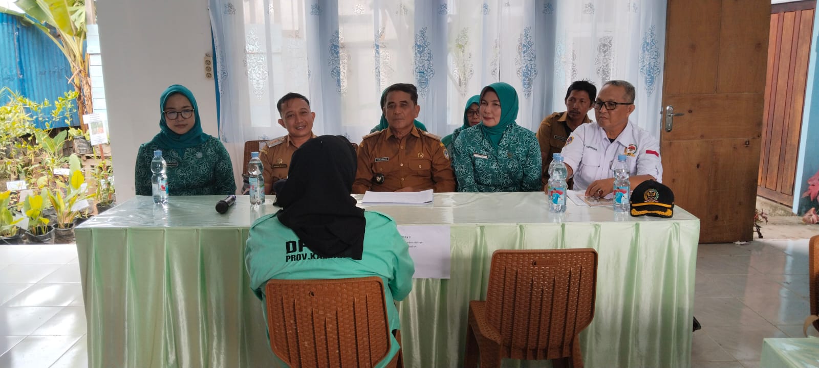 Kepala Desa Paal Sukarman didampingi Camat Nanga Pinoh Hendra Permana melakukan klarifikasi dari Tim Penilai Pemerintah Provinsi Kalimantan Barat.