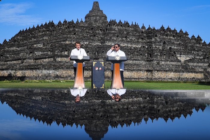 Presiden Prabowo Subianto (kanan) dan Presiden Prancis Emmanuel Macron (kiri) menyampaikan keterangan kepada wartawan usai kunjungan di Candi Borobudur, Kabupaten Magelang, Jawa Tengah, Kamis (29/5/2025). Dalam kunjungan di candi yang dibangun pada 750-85