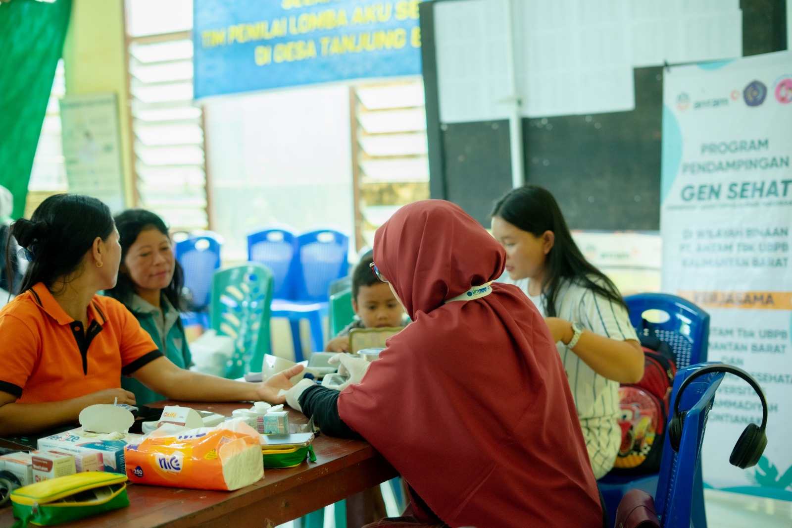Tenaga kesehatan dari Program Gen Sehat saat melakukan pemeriksaan dan konseling kesehatan gratis bagi ibu hamil dan lansia di Desa Tanjung Bunut dan Desa Pedalaman, Kecamatan Tayan Hilir, Sanggau.