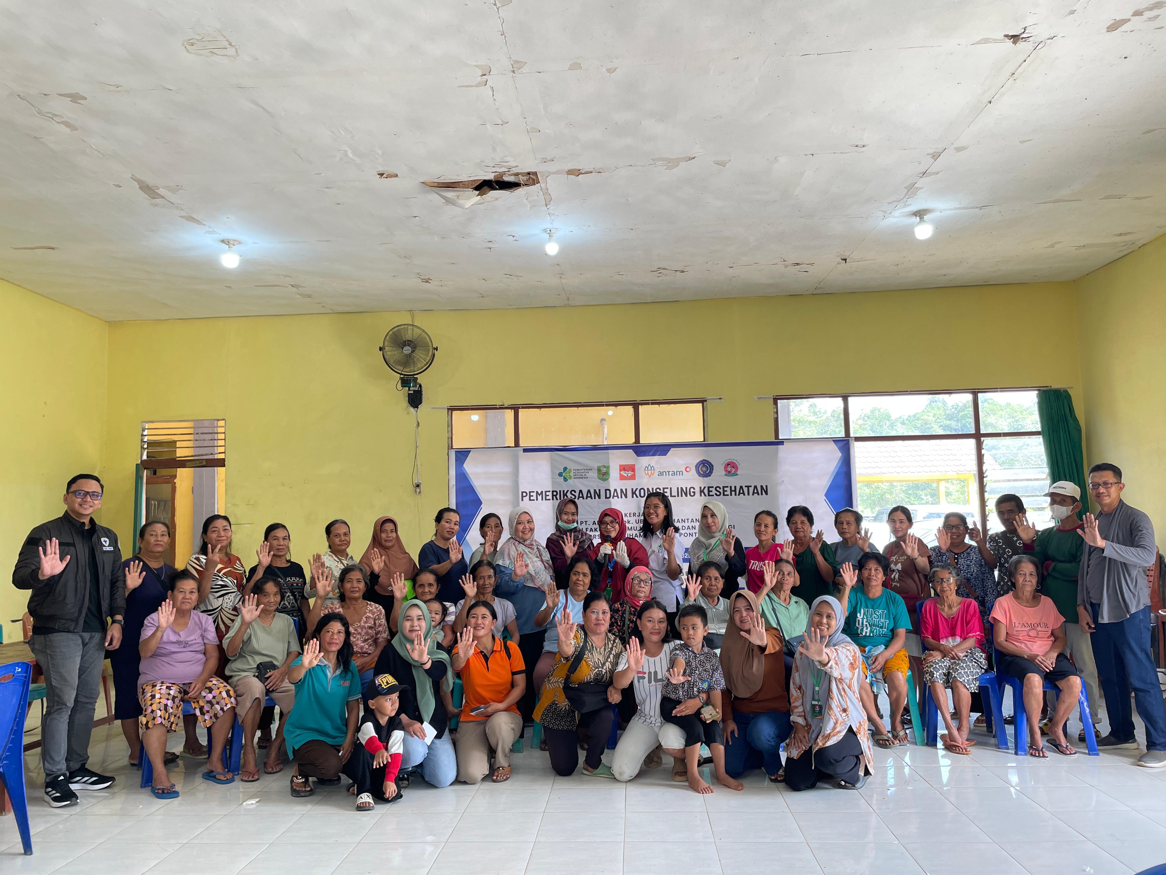 Panitia Program Generasi Sehat Bebas Stunting (Gen Sehat) berfoto bersama peserta pemeriksaan dan konseling kesehatan gratis di Desa Pedalaman dan Desa Tanjung Bunut, Kecamatan Tayan Hilir, Sanggau.
