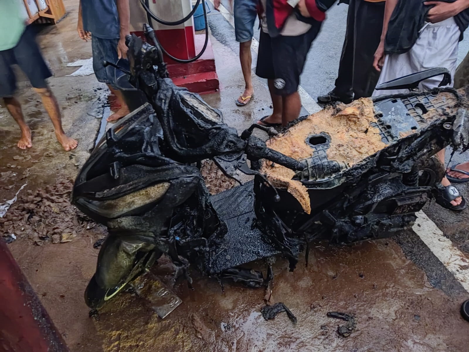 TERBAKAR: Dua motor motor mengalami kebakaran secara tiba-tiba di tepi Jalan Raya Sungai Kakap, Kecamatan Sungai Kakap pada Rabu (28/5).