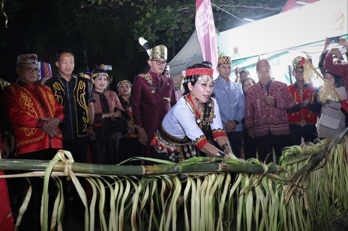 PEMBUKAAN: Wali Kota Singkawang Tjhai Chui Mie, Wakil Wali Kota Muhammadin dan Dewan Adat Dayak saat membuka Gawai Dayak Naik Dango Singkawang.