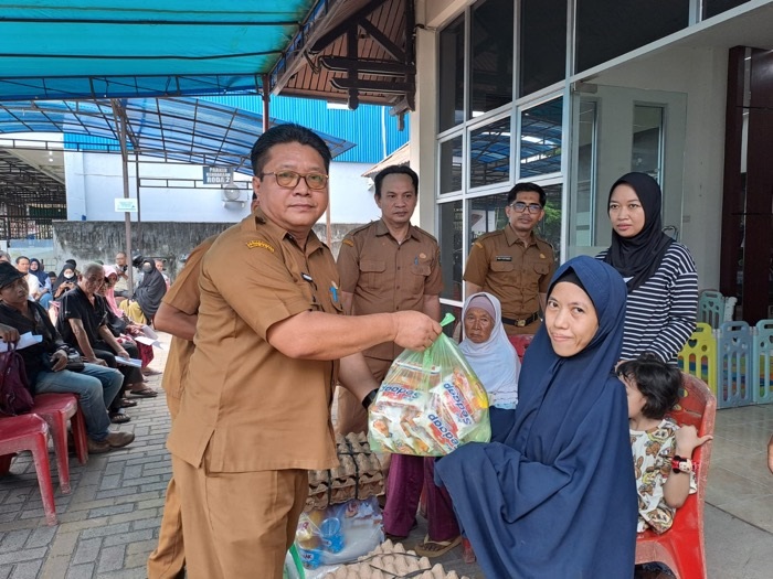 Foto: Kepala Dinsos PPPA, Sutiyarto, saat menyalurkan bantuan permakanan Tahap II Tahun 2025 kepada penerima.