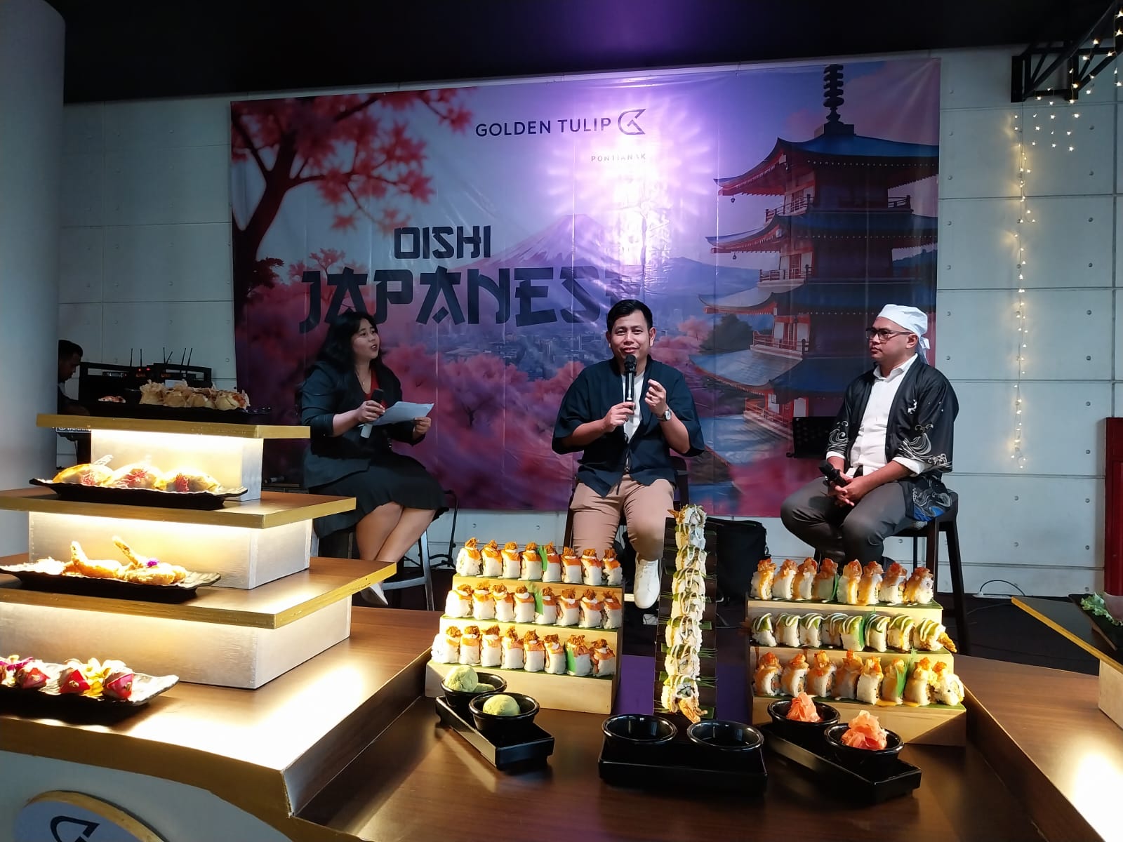 KONFERENSI PERS : Manajemen Hotel Golden Tulip saat meluncurkan menu baru bertajuk Oishi Japanese.