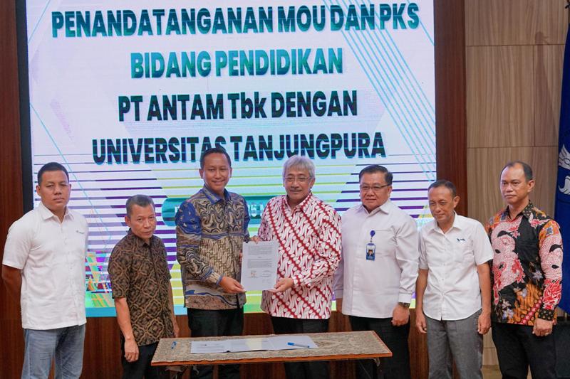 Penandatangan kerja sama bidang pendidikan PT ANTAM dan Universitas Tanjung Pura pada Senin (26/5).