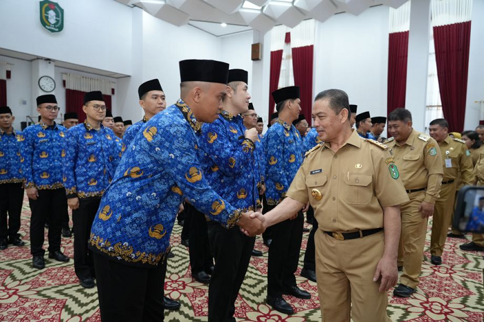 PENGUKUHAN: Sebanyak 51 PNS dikukuhkan oleh Gubernur Kalimantan Barat  Ria Norsan yang berlangsung di Balai Petitih Kantor Gubernur Kalbar, Selasa (27/5).