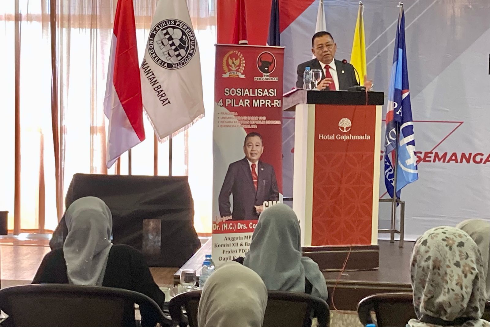 Anggota DPR RI Komisi XII, Cornelis, saat melakukan sosialisasi 4 pilar kebangsaan pada Musda DPD Kaukus Perempuan Politik Indonesia (KPPI) di Pontianak.