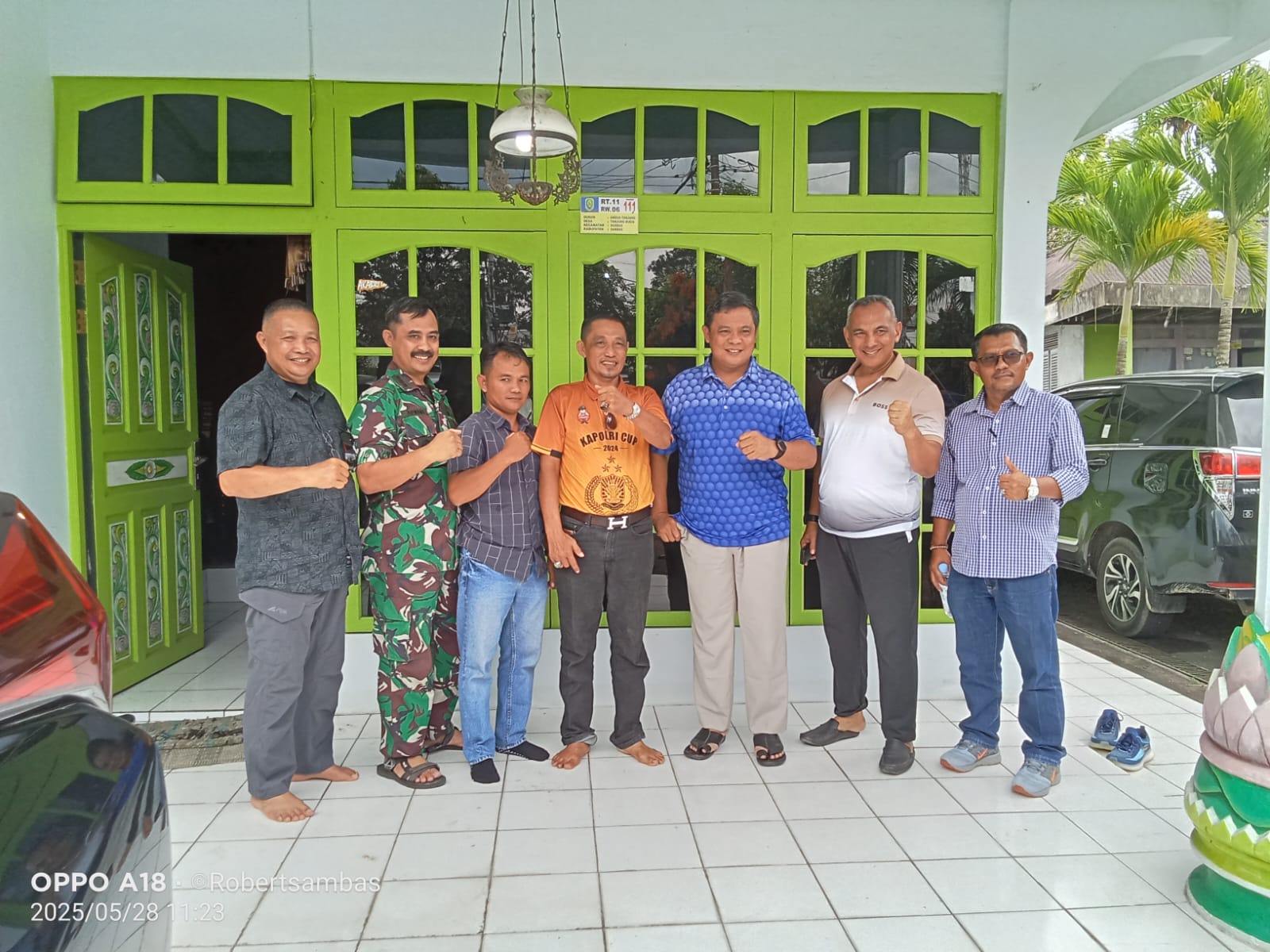 Tim PT. Agrinas Palma Nusantara (APN), dibawah pimpinan Mayjen Pur TNI Supriono, S.IP, MM, berkomitmen untuk menjaga aset negara tetap utuh dan produktif berfoto bersama tokoh masyarakat Sambas.