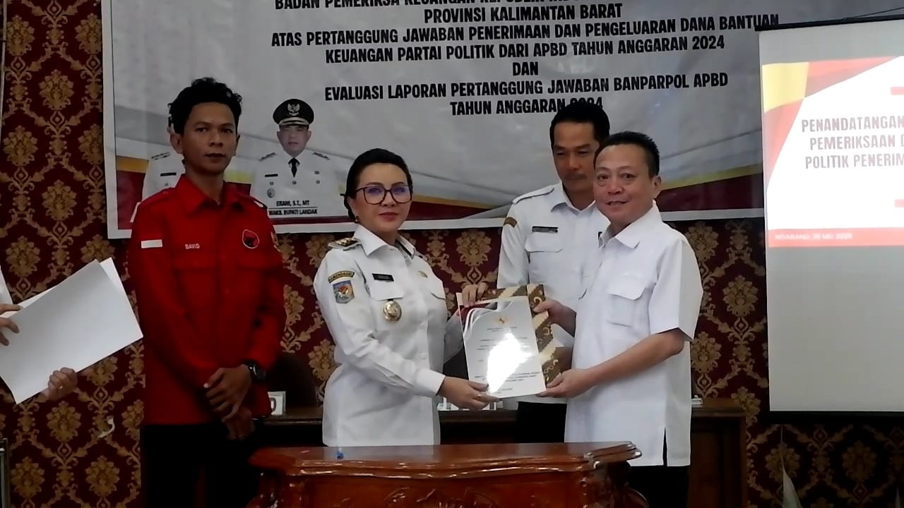 SERAHKAN: Bupati Landak Karolin Margret Natasa saat menyerahkan SK kepada 312 CPNS di Aula Kantor Bupati Landak, Rabu (28/5) sore.