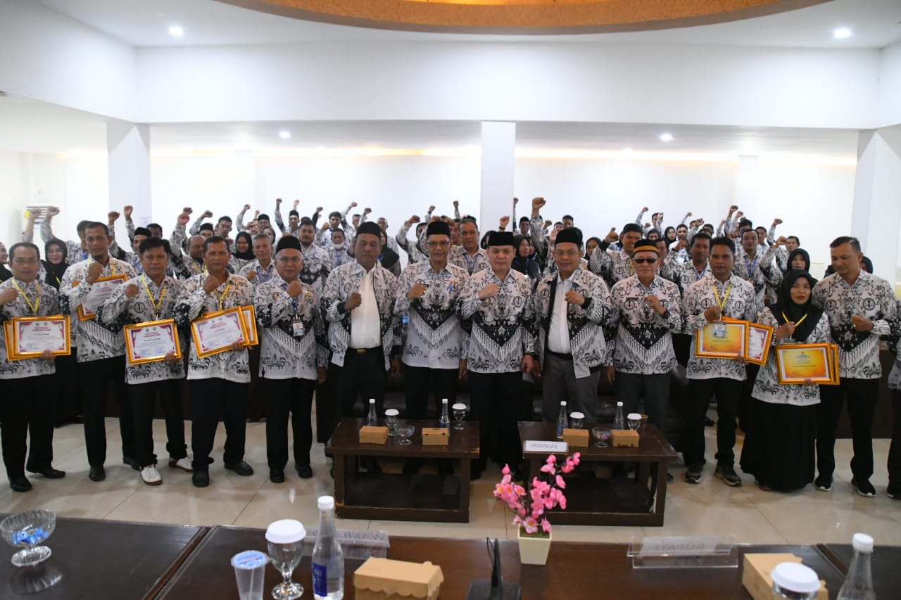 DIABADIKAN: Bupati Kayong Utara Romi Wijaya bersama Wabup Amru Chanwari berfoto bersama dengan para peserta Konferensi PGRI Kayong Utara masa bakti 2025&ndash;2030 di Mahkota Hotel Sukadana, Jumat (30/5).